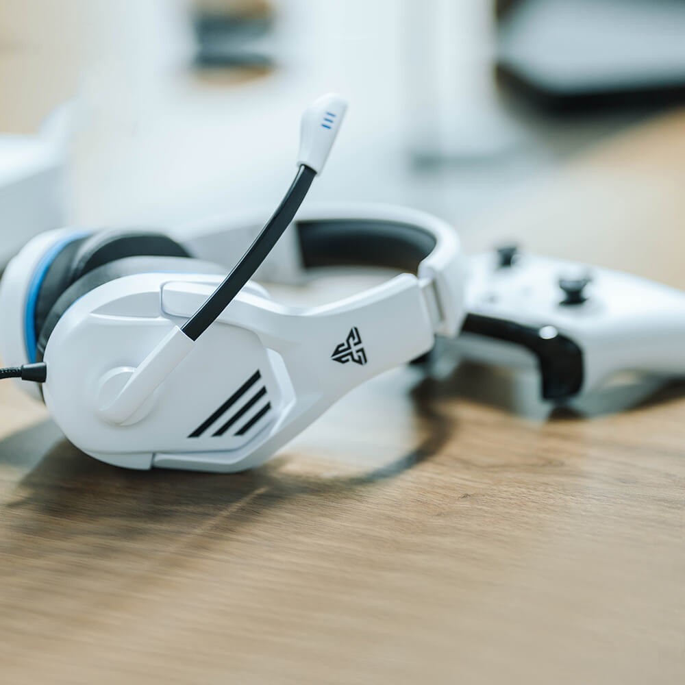 White Modern Over-Ear Gaming Headset Mic Stereo 3.5mm Jack Picture